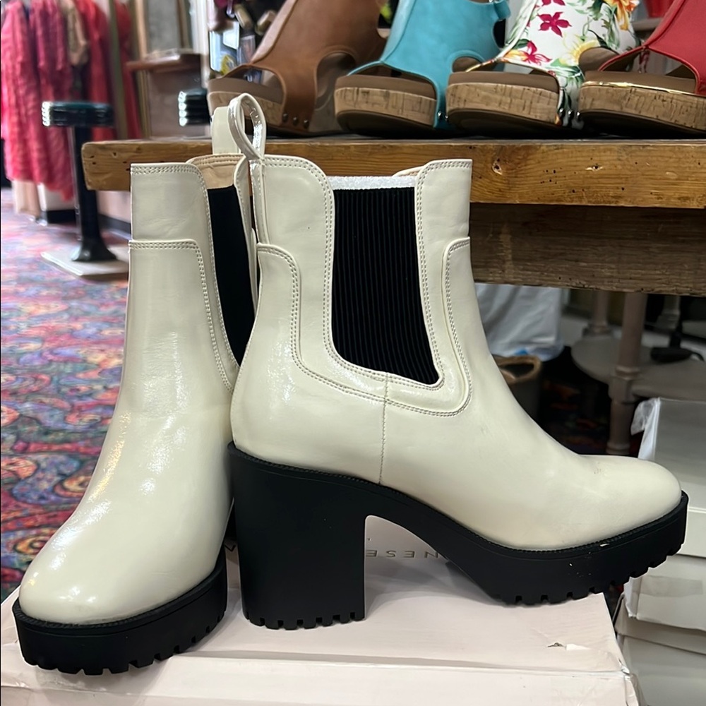 Chinese Laundry White and Black Chunky Heel Chelsea Boots - Picture 5 of 7
